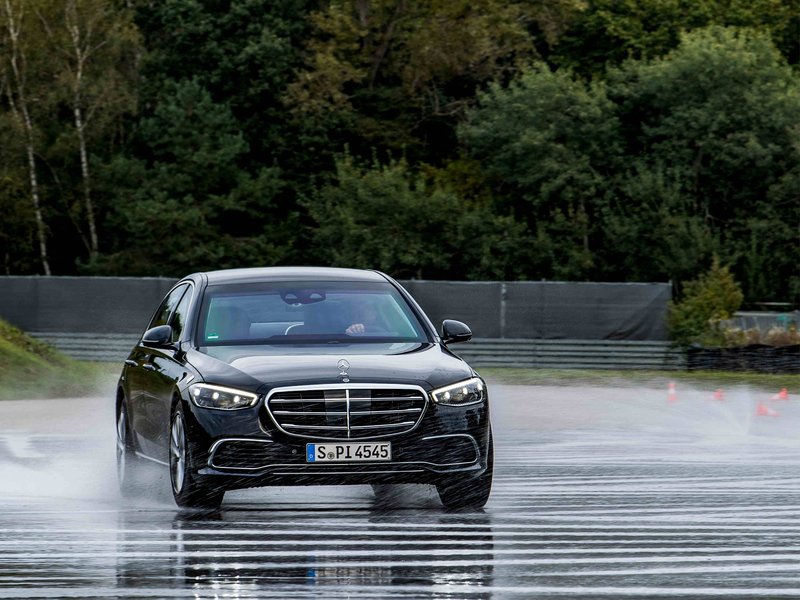 Bild aquaplaning-gefahr-starkregen-autoreifen.jpg